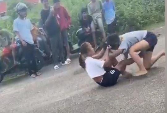 Viral 2 Siswi SMP di Baubau Adu Jotos Ditonton Teman demi Konten