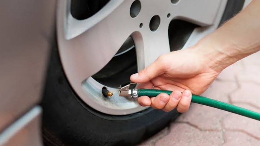 Jangan Sepelekan Kondisi Ban Mobil Kurang Angin, Ketahui Dampak Buruknya