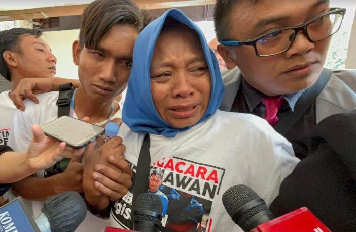 Haru! Begini Kata Kartini usai Pegi Setiawan Bebas: Anak Saya Sudah Kembali