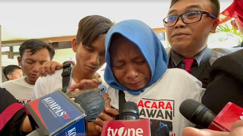 Momen Haru Status Tersangka Pegi Dibatalkan, Tangis Ibunda Pecah Langsung Sujud Syukur