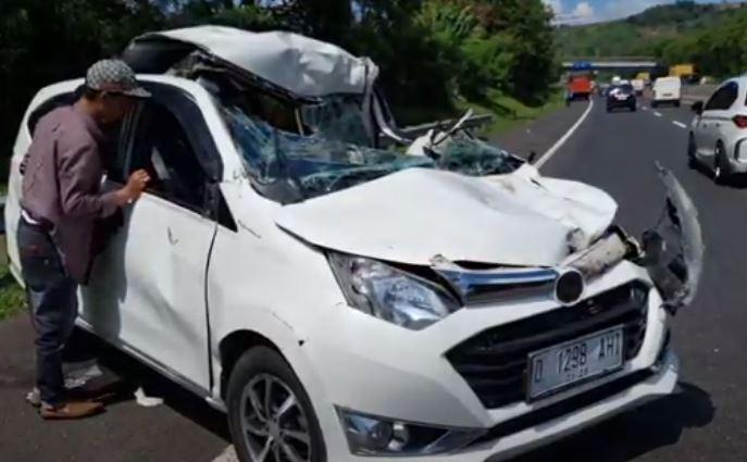 Kecelakaan Minibus Tabrak Truk di Tol Cipularang, 1 Luka-Luka