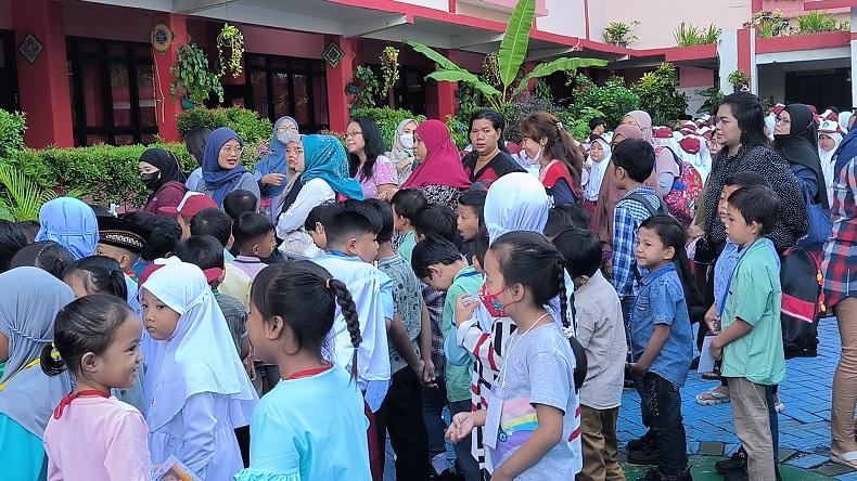 Suasana Hari Pertama Masuk Sekolah di SDN Tanjung Duren Utara 02, Para Murid Bersemangat
