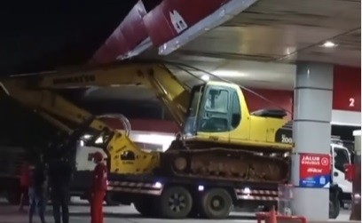 Viral Ekskavator Nyangkut di Atap SPBU, Netizen: Dikira Bawa Mobil Agya