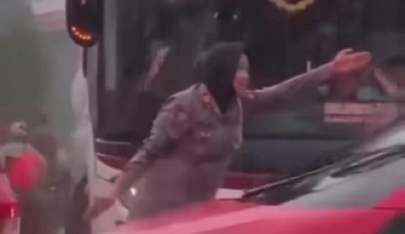 Sosok AKP Indira, Polwan yang Viral Hujan-hujanan Atur Lalin di Bekasi