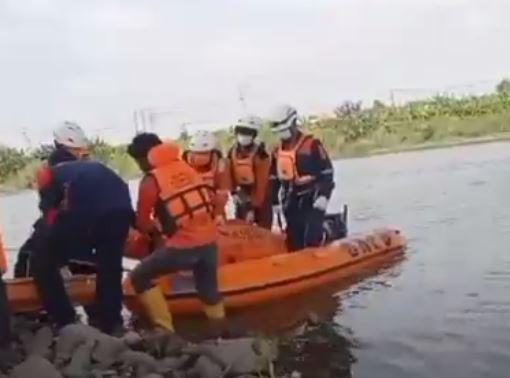 Bukan Ikan, Pemancing Ini Dapat Mayat Kaki Diikat Batu Pemberat di Sungai Brantas Jombang