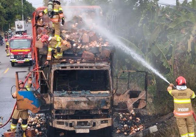 Truk Tronton Angkut Ribuan Kardus Mi Ludes Terbakar di Bojonegoro