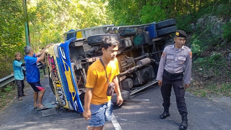 Kecelakaan Truk Terguling di Tanjakan Kaliurang Bantul, Bawa Penumpang Ibu-Anak