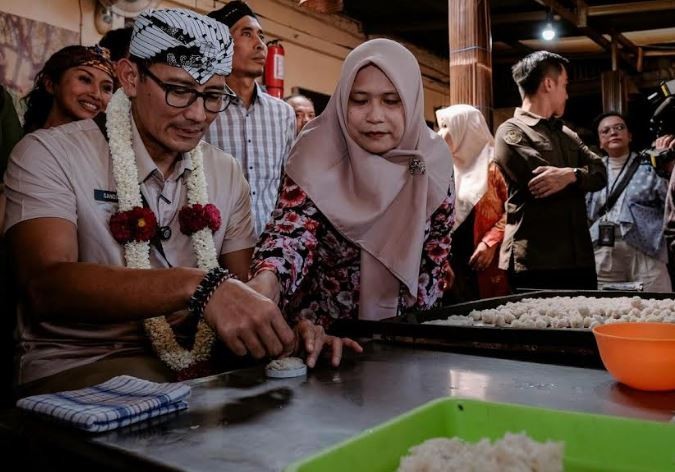 Kunjungi Desa Wisata Wanurejo, Menparekraf Sandi Jajal Bikin Rengginang