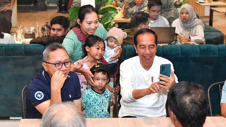 Momen Jokowi Nongkrong di Kafe Lampung Tengah, Layani Permintaan Foto Warga