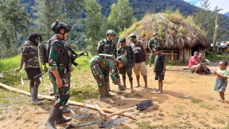 Dipasangi Lampu Jalan oleh Satgas Yonif 323 Kostrad, Kampung Wuloni Kini Tak Gelap Lagi