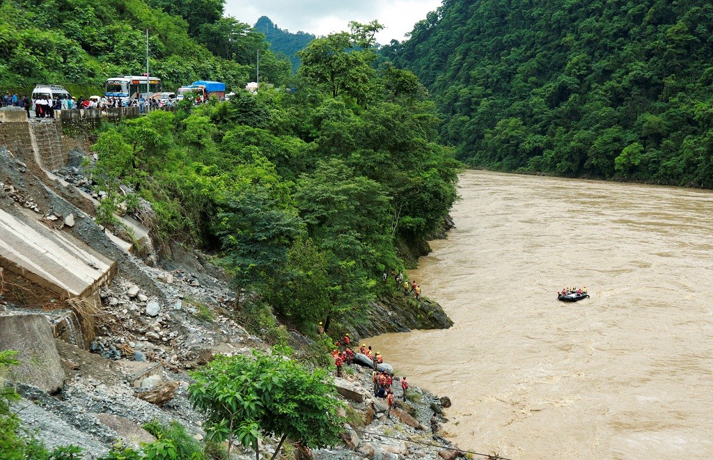 2 Bus Masuk Sungai usai Dihantam Longsor di Nepal, 63 Orang Masih Hilang