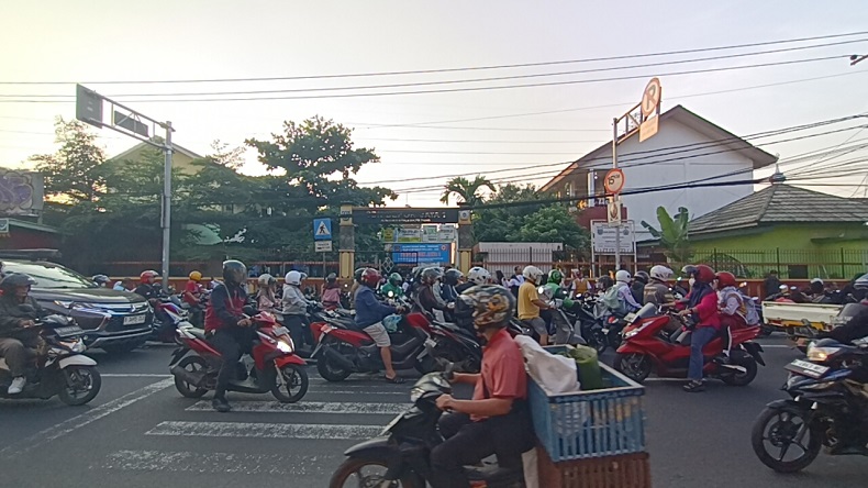 Hari Pertama Masuk Sekolah di Depok, Jalan Raya Nusantara Macet