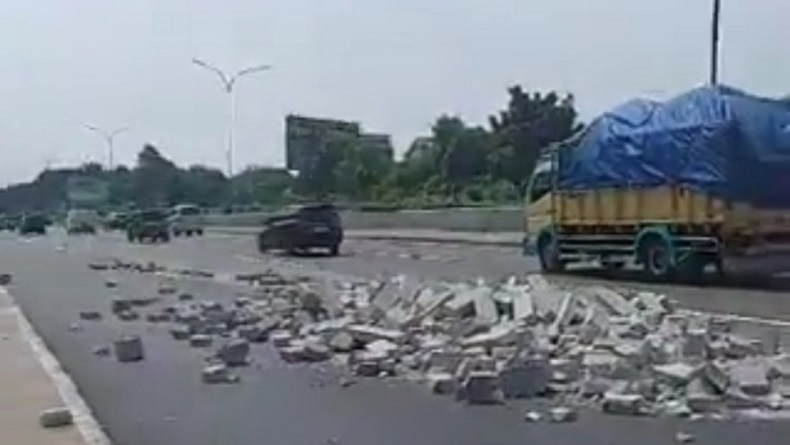 Hebel Jatuh Berserakan di Tol Jagorawi Arah Jakarta, Mobil Diminta Hati-hati