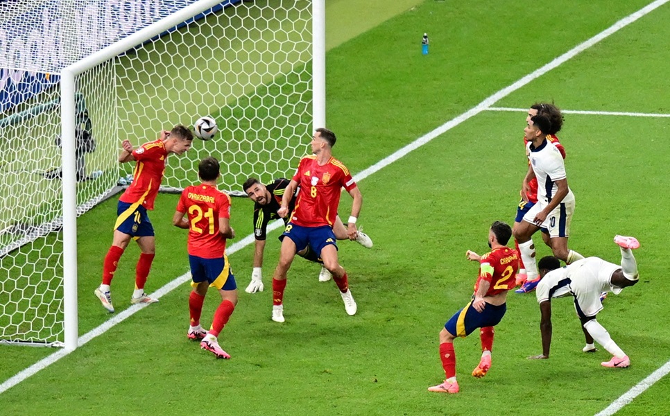 Detik-Detik Dani Olmo Lakukan Penyelamatan Heroik Menit Akhir Gagalkan Gol Inggris di Final Euro 