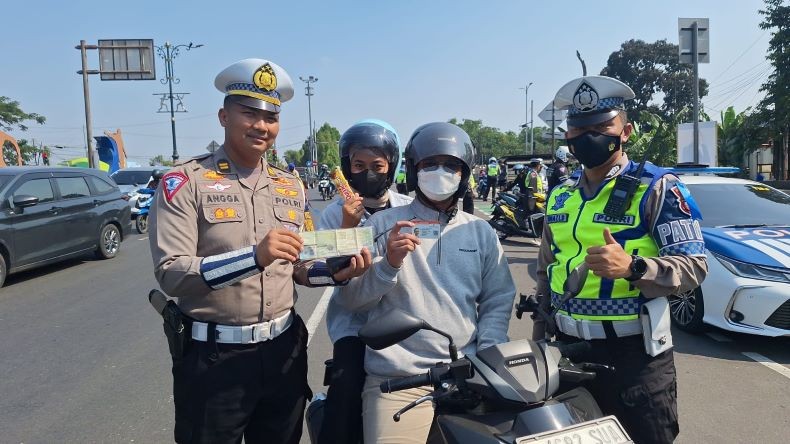 Operasi Patuh Lodaya di Bogor, Pengendara Tertib Dihadiahi Cokelat