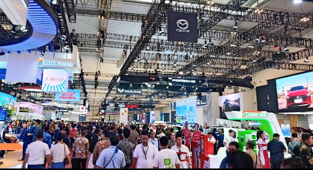 Hari Pertama Dibuka, GIIAS 2024 Dipadati Ribuan Pengunjung