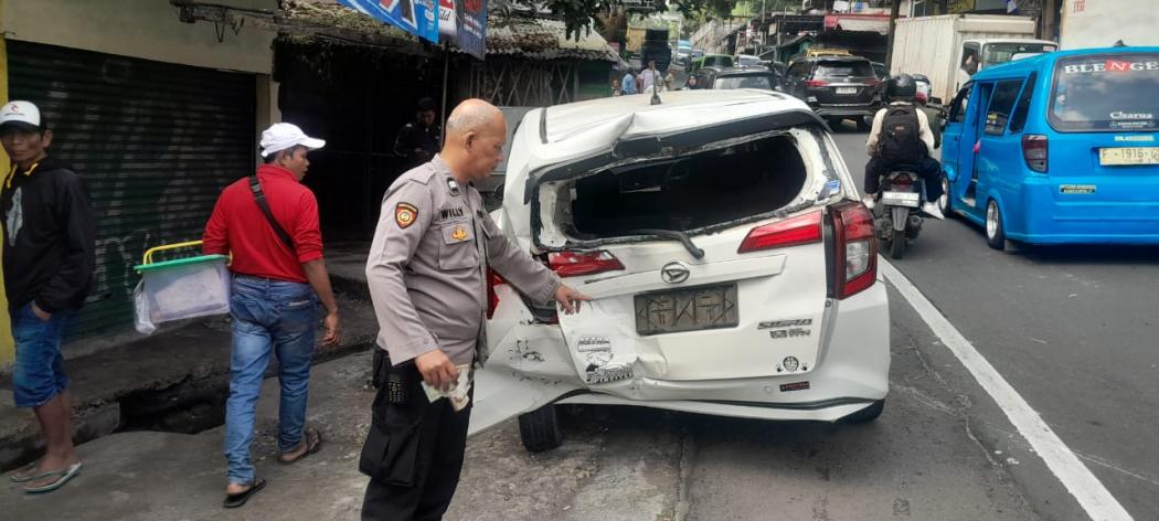 Kecelakaan 3 Kendaraan di Puncak Bogor, Truk Hilang Kendali Tabrak Mobil
