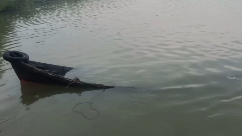 Perahu Bawa Belasan Pelajar Tabrakan hingga Terbalik di Sungai Kanan