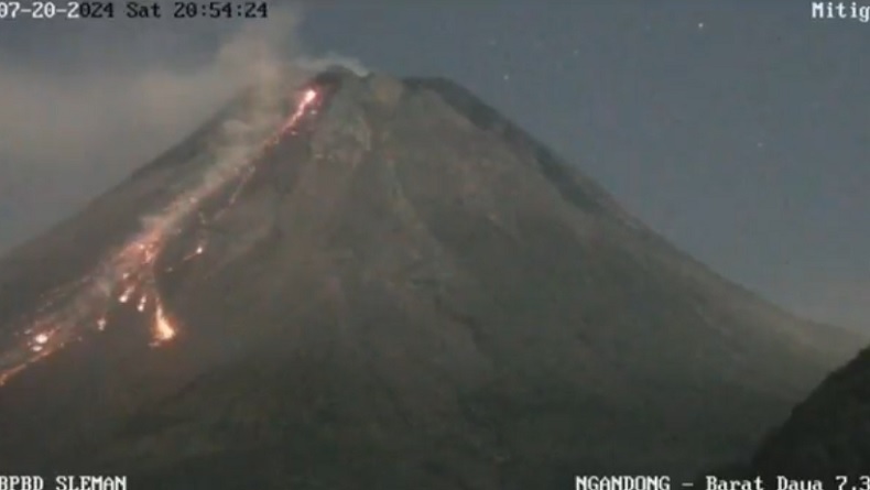 Gunung Merapi Kembali Muntahkan Awan Panas Guguran dan Lava, Aliran Api Membara Turuni Bukit