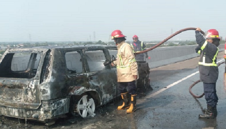 Mobil Ludes Terbakar di Tol Layang MBZ, Diduga akibat Korsleting