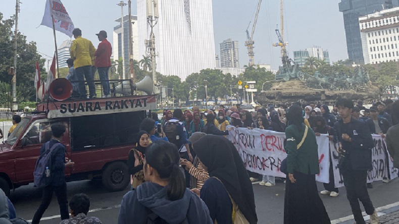 BEM SI Demo di Patung Kuda Jakpus, Bawa Spanduk Jokowi Perusak Demokrasi