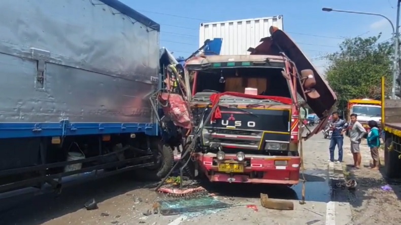 2 Truk Tabrakan di Bypass Mojokerto, 1 Sopir Tewas Terjepit 1 Luka Parah