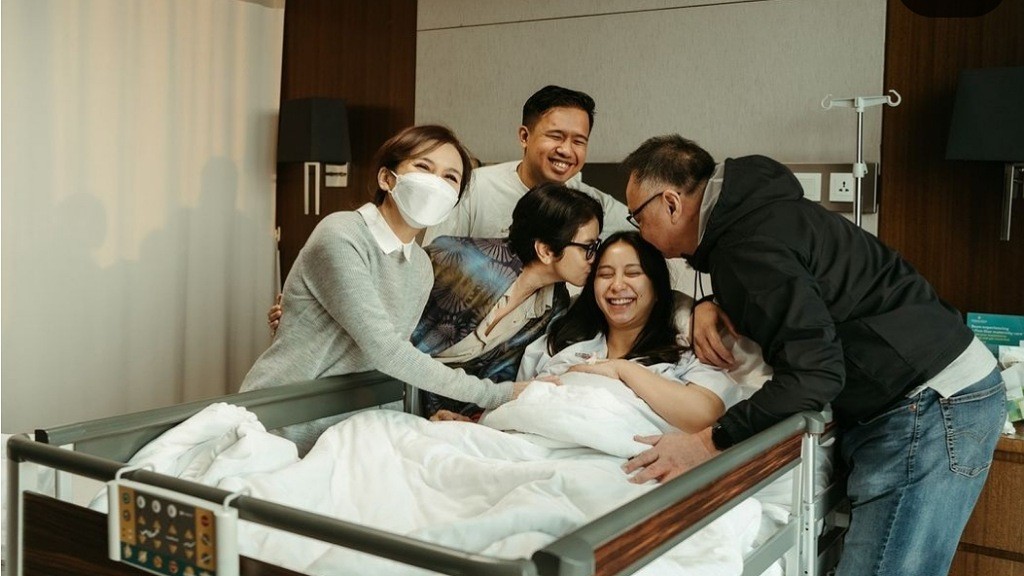 Selamat! Joshua Suherman dan Clairine Clay Dikaruniai Anak Pertama 