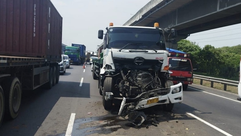 Kecelakaan Beruntun 4 Kendaraan di Tol Japek, Dipicu Truk Rem Mendadak
