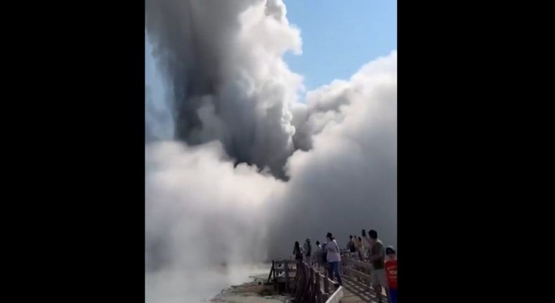Viral, Detik-Detik Ledakan Hidrotermal Taman Nasional Yellowstone Bikin Turis Panik