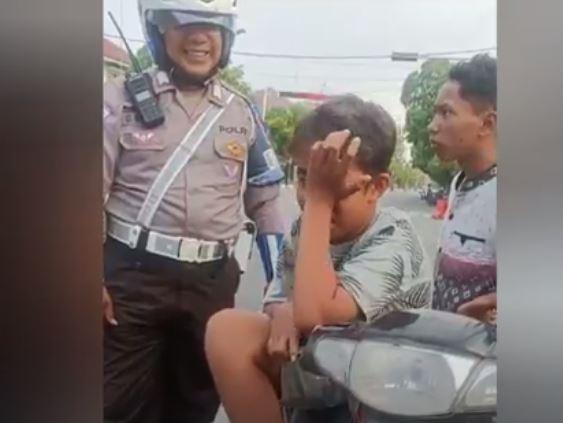 Viral 2 Bocah di Jombang Menangis Ditilang Polisi: Emoh, Ojo Ditahan Pak