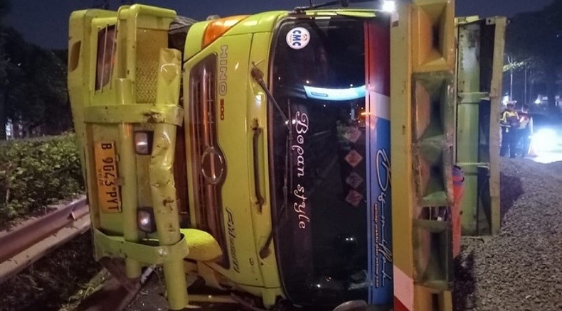 Sopir Diduga Ngantuk, Truk Pengangkut Pasir Terbalik di Tol JORR KM 28