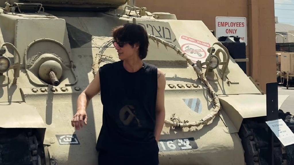 Viral Bright Vachirawit Dihujat usai Foto di Depan Tank Israel, Netizen Serukan Boikot!