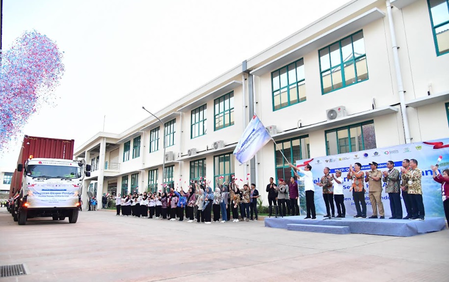 Jokowi Lepas Ekspor Perdana 16.000 Pasang Sepatu Buatan Batang ke AS