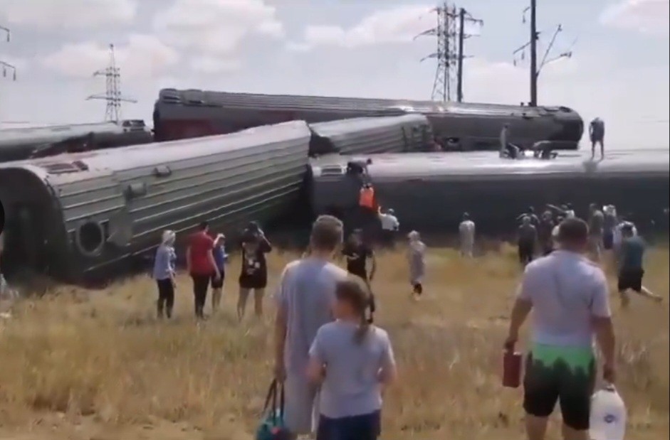 Horor, Kereta Api Bawa 800 Penumpang Terguling usai Tabrak Truk di Rusia