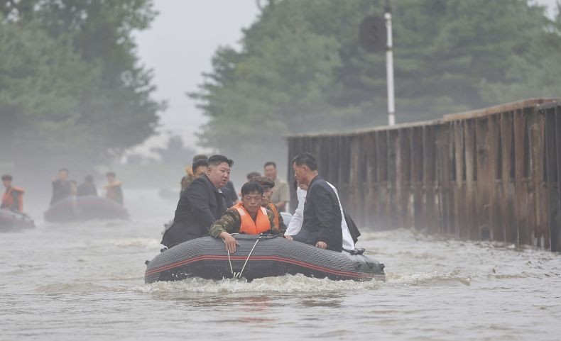 Potret Kim Jong Un Hujan-hujanan dan Turun ke Lumpur saat Tinjau Korban Banjir Korut