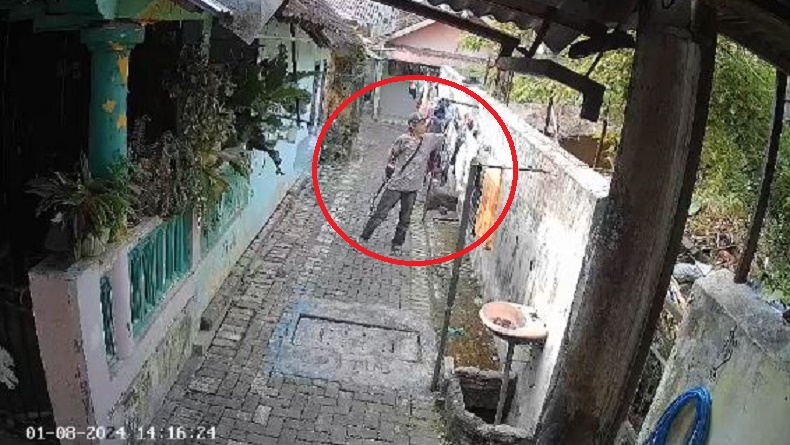 Viral Aksi Pria Bergitar di Malang Terekam CCTV Curi Celana Dalam Perempuan di Jemuran
