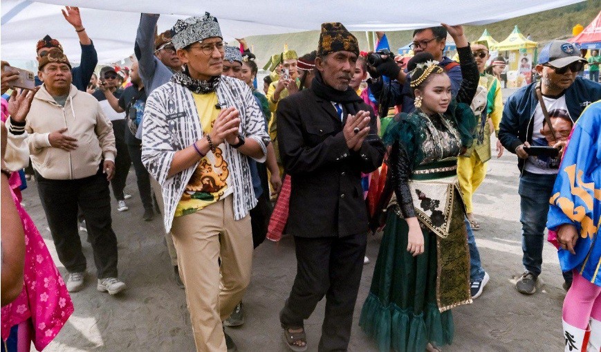 Baca Puisi Kidung Tengger di Lautan Pasir Bromo, Sandiaga Uno Kenalkan Asal-usul Yadnya Kasada