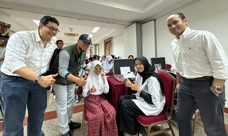 Bagikan Kacamata Gratis di Tangsel, Essilor: Penglihatan Baik Berdampak bagi Masa Depan