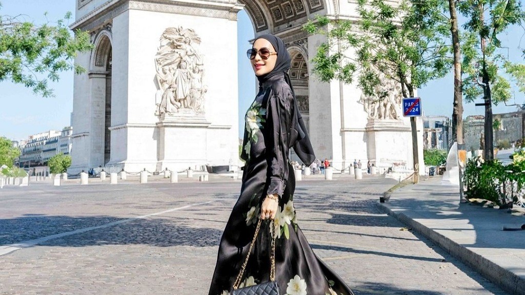 Potret Erin Taulany, Tampil Kompak dengan Anak di Paris