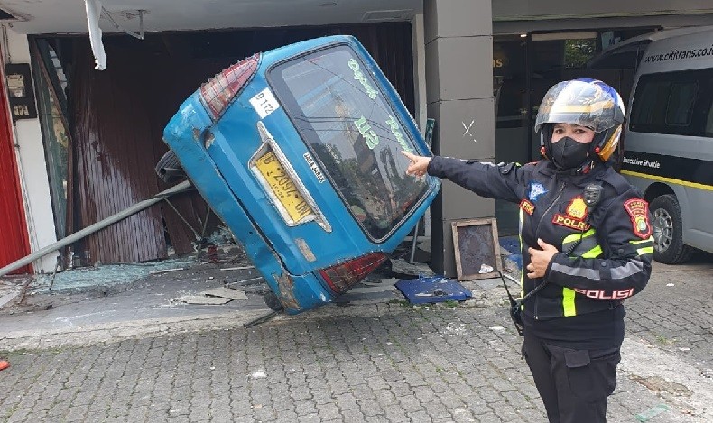 Angkot Hilang Kendali di Pondok Cina Depok, Tabrak Pejalan Kaki dan Ruko
