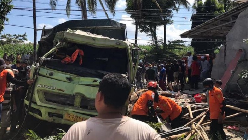 Kecelakaan Truk Semen Tabrak Warung dan Rumah di Lombok Timur, 1 Orang Tewas 6 Luka
