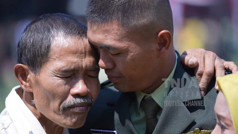 Kisah Inspiratif Yanwar, Anak Tukang Cukur Rambut Lulus Akmil Resmi Berpangkat Letda