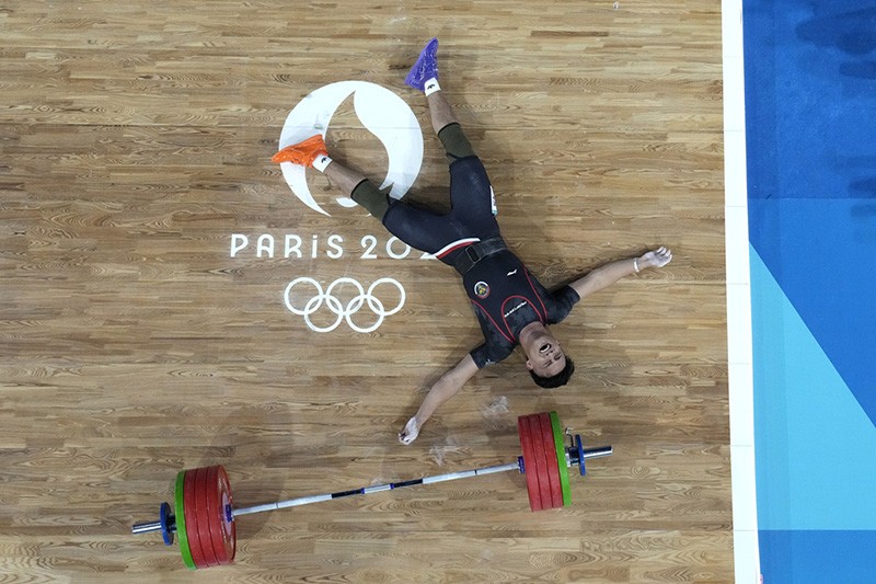 Viral Gaya Nyentrik Rizki Juniansyah saat Raih Emas Olimpiade 2024: Pakai Sepatu Beda Warna