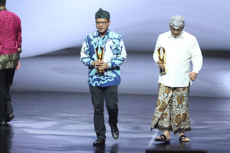 Komitmen Sediakan Air Bersih, Bupati Bandung Raih Pemimpin Daerah Awards 2024