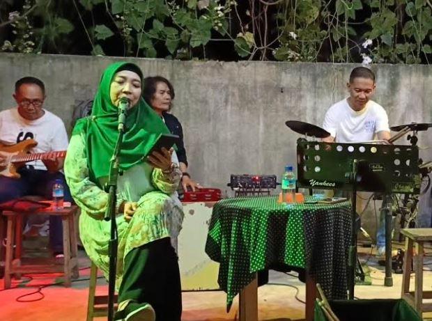 Suara Emas Bacagub NTB Sitti Rohmi Bius Pengunjung Kafe di Lombok Barat