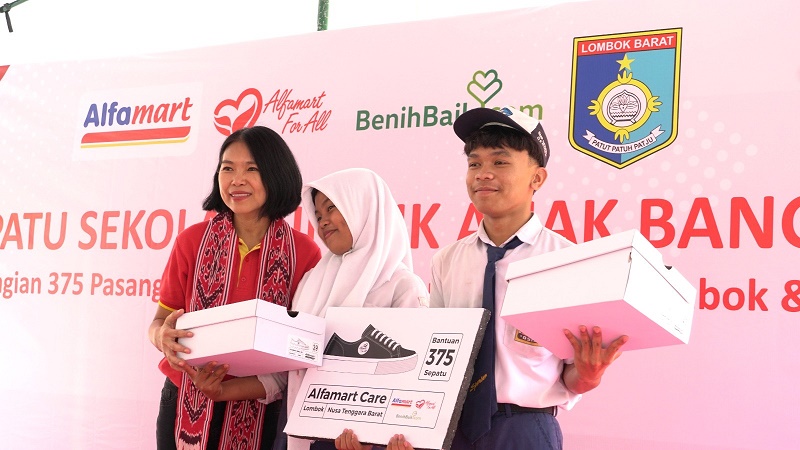 Alfamart Berbagi Sepatu Sekolah untuk Ratusan Siswa di Lombok dan Bima