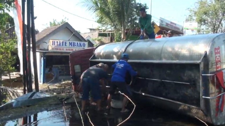 Truk Bawa 7 Ton Minyak Goreng Terguling, Bukan Menolong Warga Malah Sibuk Jarah
