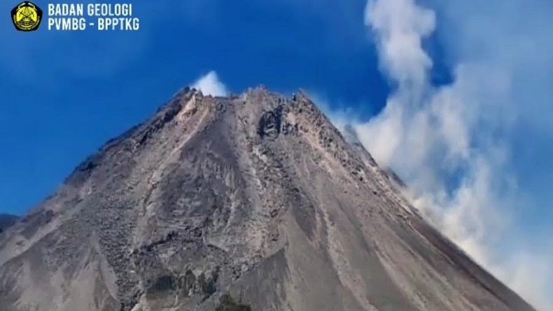 Gunung Merapi Luncurkan 63 Kali Guguran Lava Pijar, Status Level III Siaga