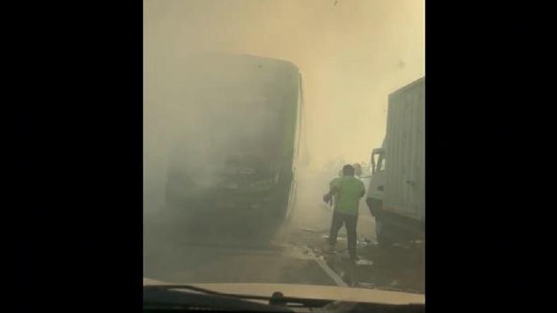 Asap Kebakaran Lahan Picu Kecelakaan Beruntun 4 Kendaraan di Tol Sumo, 4 Orang Luka