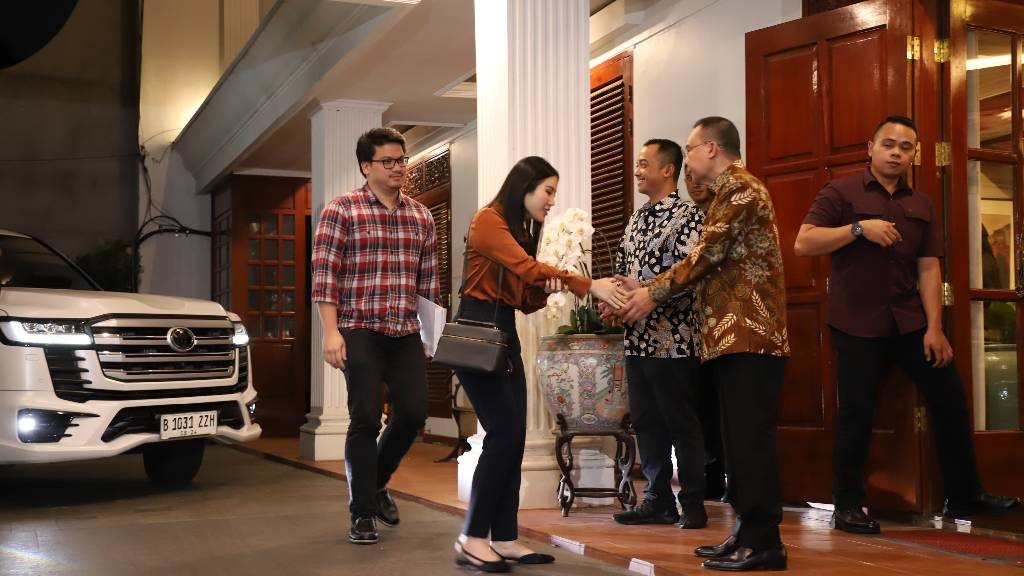Gaya Angela Tanoesoedibjo saat Temui Prabowo Subianto, Simpel Berkelas 
